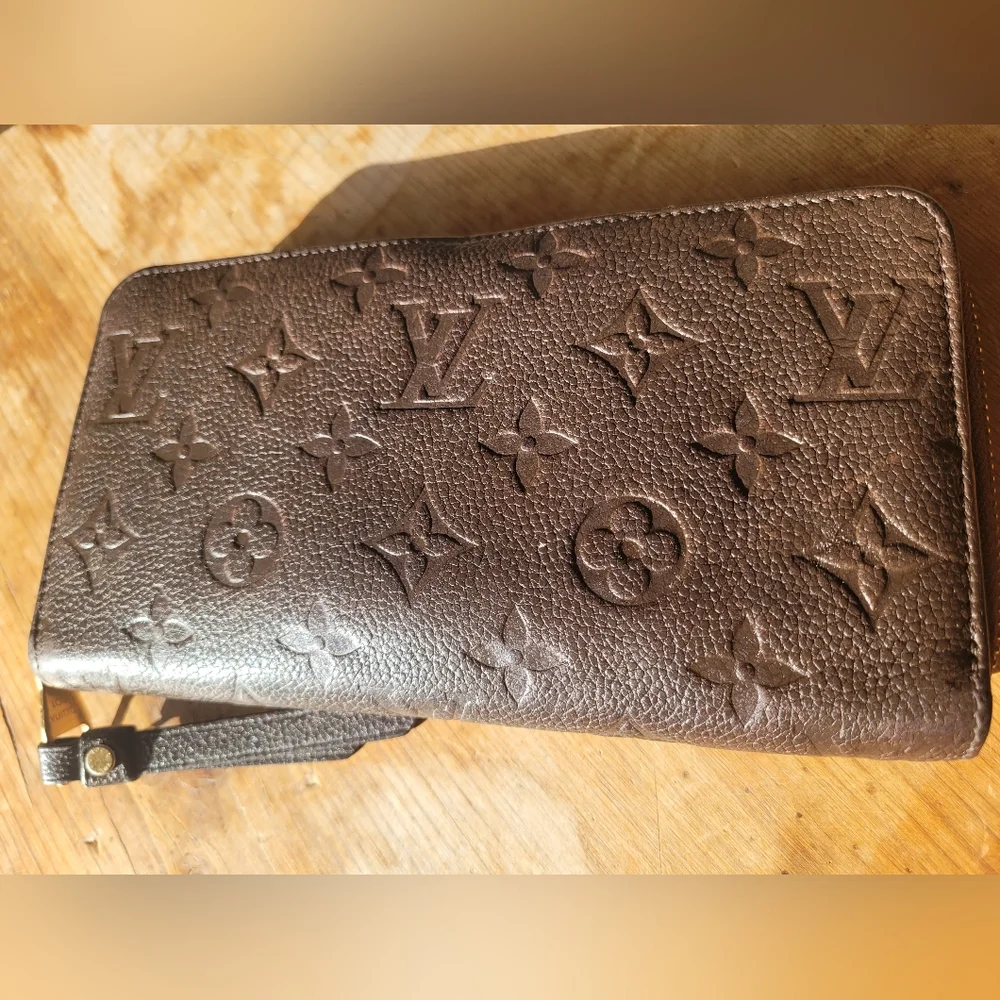 LOUIS VUITTON Empreinte Leather Zippy Wallet